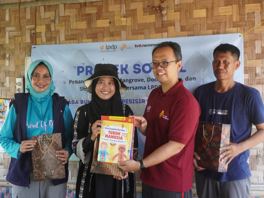 Relawan mangrove KeMANGTEER mengikuti kegiatan konservasi mangrove di Indonesia